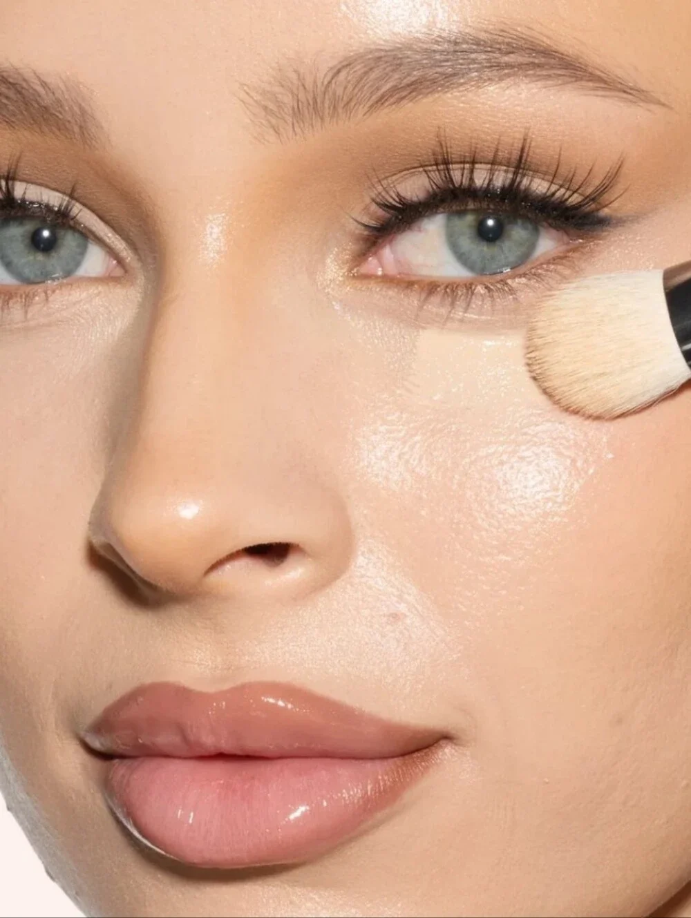 Huda Beauty UnderEye Buff Brush